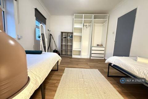 2 bedroom flat to rent, Roman Road, London, E2