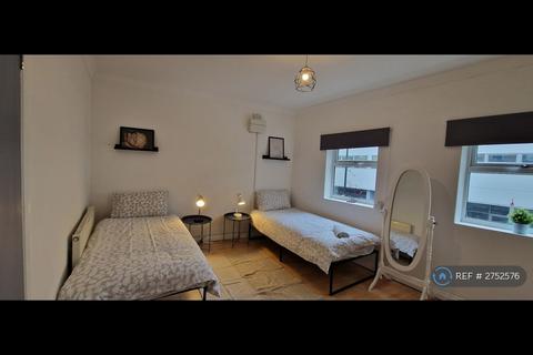 2 bedroom flat to rent, Roman Road, London, E2