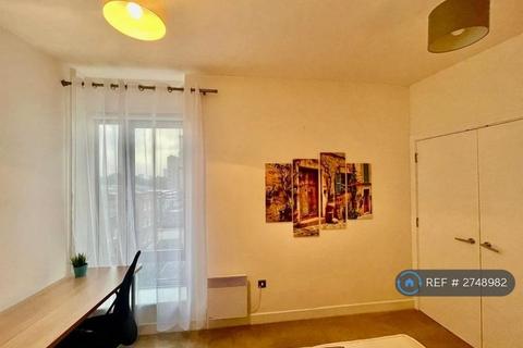 1 bedroom in a flat share to rent, Eluna Apartments, London, E1W
