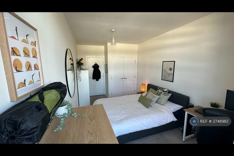 1 bedroom in a flat share to rent, Eluna Apartments, London, E1W