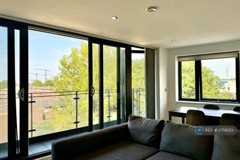 3 bedroom penthouse to rent, Illustrious House, London, SE10