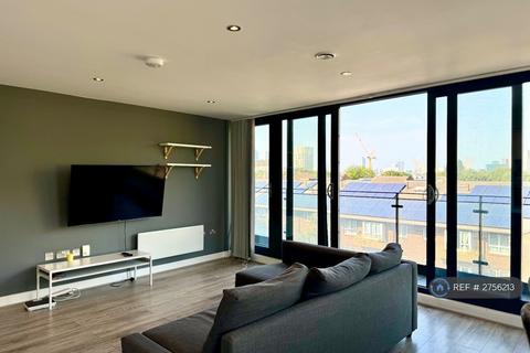 3 bedroom penthouse to rent, Illustrious House, London, SE10