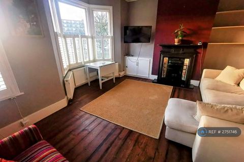 3 bedroom flat to rent, Holmewood Gardens, London, SW2