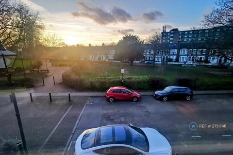 3 bedroom flat to rent, Holmewood Gardens, London, SW2