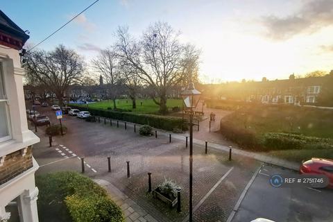 3 bedroom flat to rent, Holmewood Gardens, London, SW2
