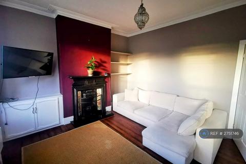 3 bedroom flat to rent, Holmewood Gardens, London, SW2