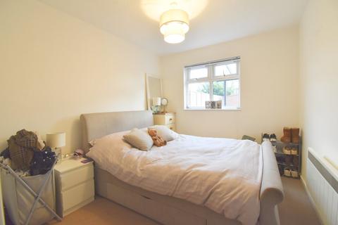 1 bedroom maisonette to rent, Shaw Drive, Walton-on-Thames, KT12