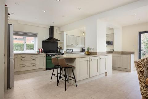 5 bedroom detached house for sale, Belvedere Road, Leeds LS17