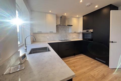 1 bedroom flat to rent, 28 Burn Close, Addlestone KT15