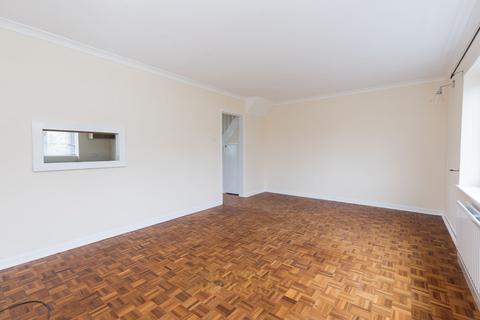 3 bedroom flat to rent, Maypole Road, East Grinstead RH19