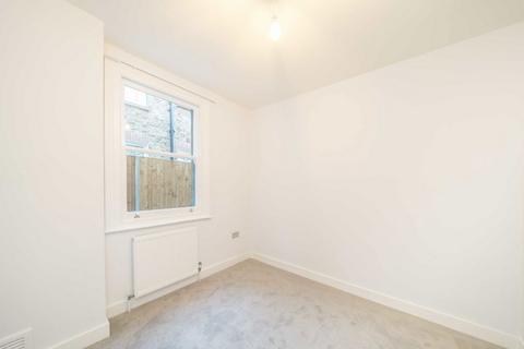 2 bedroom flat to rent, Telferscot Road, London SW12