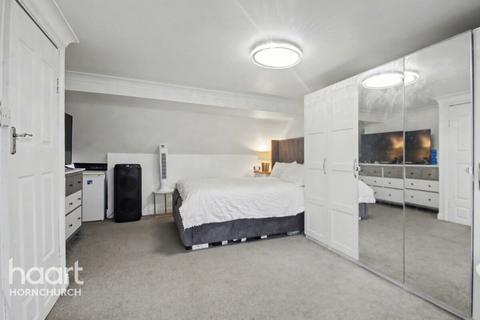 4 bedroom semi-detached house to rent, Chelmsford Drive, Essex