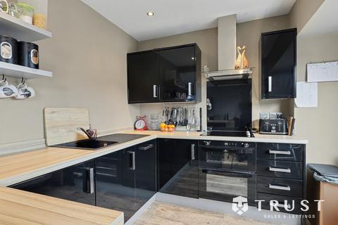 3 bedroom semi-detached house for sale, Kenilworth Gardens, Gildersome, LS27