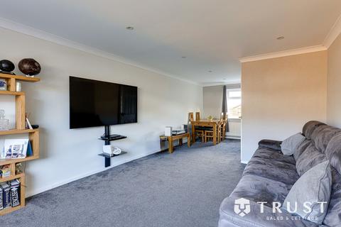 3 bedroom end of terrace house to rent, Lower Hall Close, Liversedge, WF15
