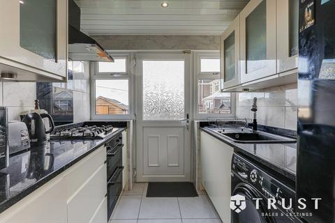 3 bedroom end of terrace house to rent, Lower Hall Close, Liversedge, WF15