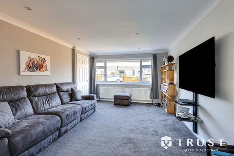 3 bedroom end of terrace house to rent, Lower Hall Close, Liversedge, WF15