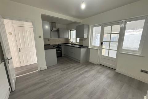 3 bedroom terraced house to rent, Throne Crescent, Rowley Regis