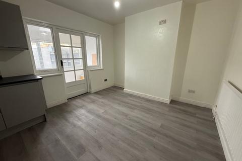 3 bedroom terraced house to rent, Throne Crescent, Rowley Regis