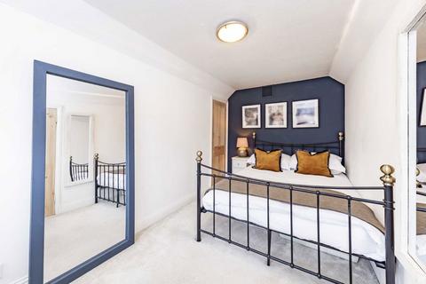 2 bedroom flat to rent, Amesbury Avenue, London SW2