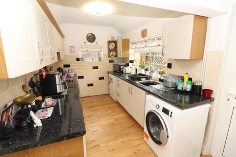 2 bedroom end of terrace house for sale, East Grove, Rushden NN10