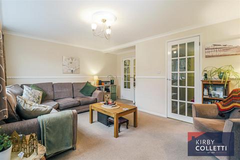 4 bedroom end of terrace house for sale, Rowan Drive, Turnford