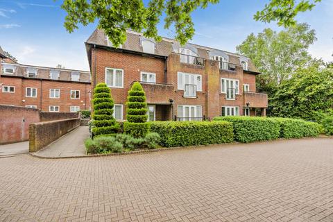 3 bedroom flat to rent, Eastbury Avenue, Northwood HA6