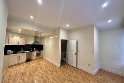 2 bedroom flat to rent, Market Place, Market Weighton