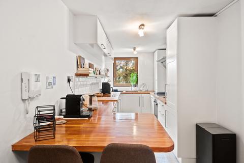 2 bedroom flat to rent, Gipsy Lane, London SW15