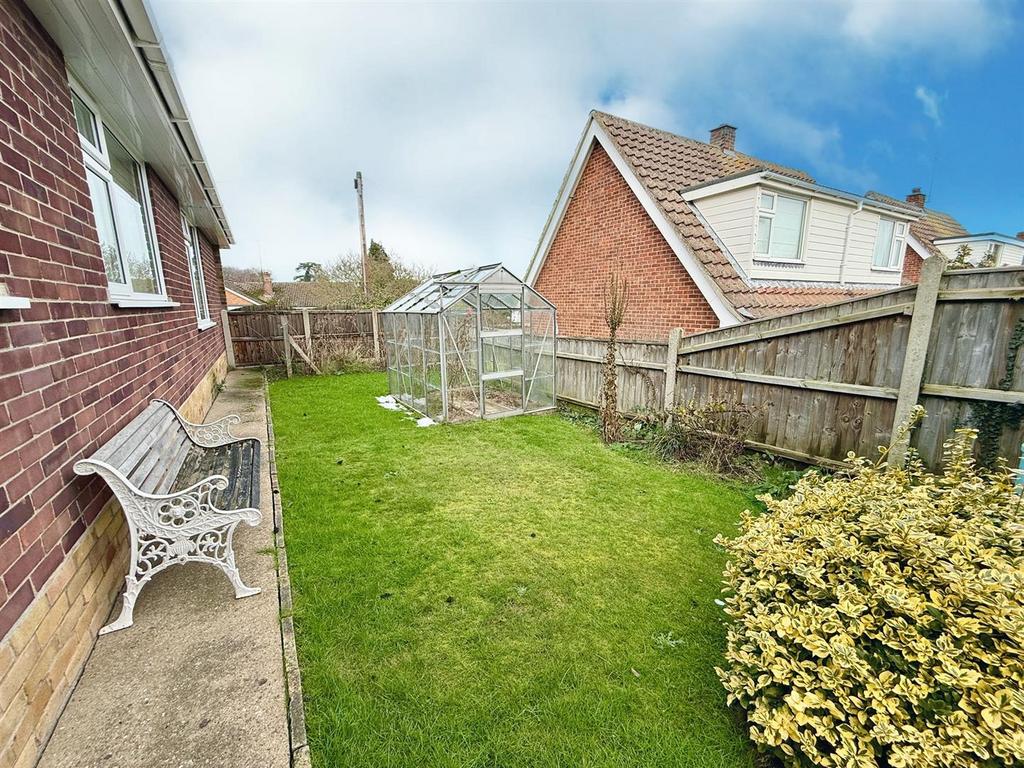 Garden to side