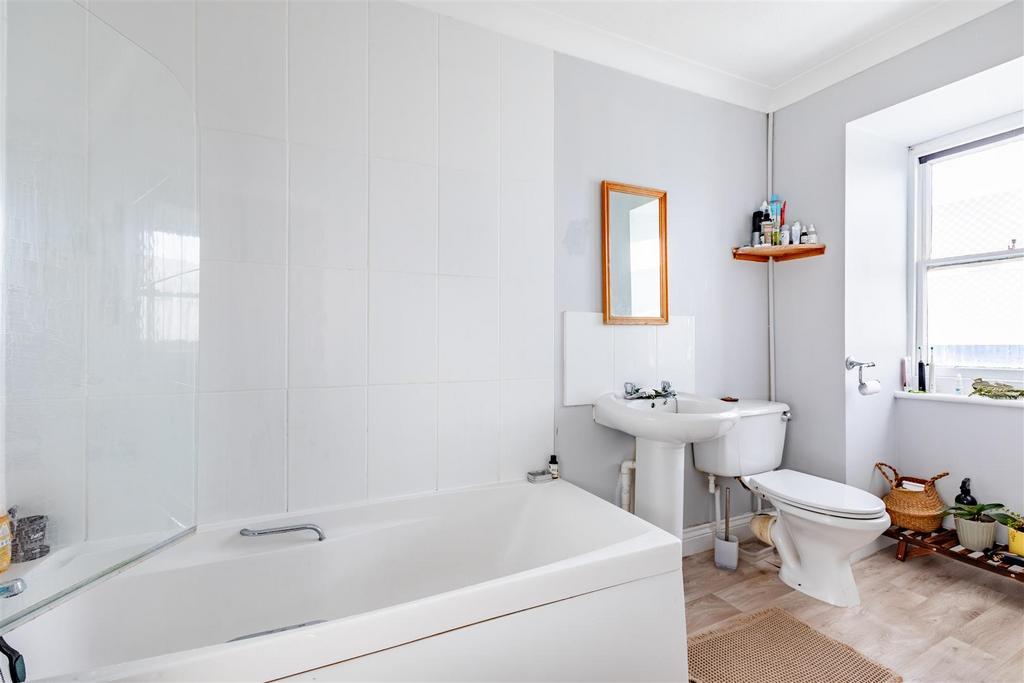 F4 - Bathroom