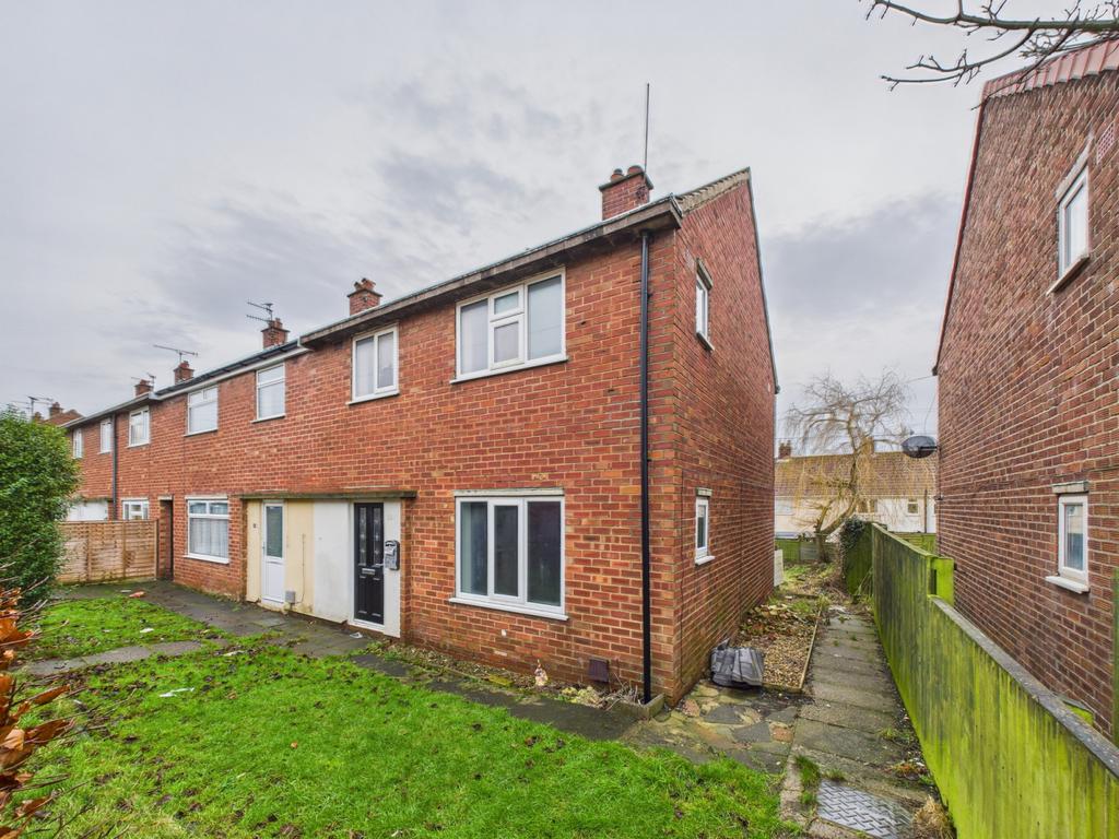 Three bedroom end terrace house - For sale by auc