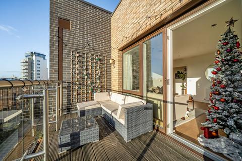3 bedroom flat for sale, Upper North Street, London E14