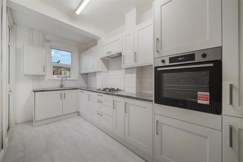 3 bedroom terraced house to rent, Waverley Avenue, Wembley