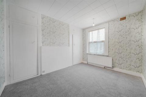 3 bedroom terraced house to rent, Waverley Avenue, Wembley