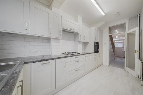 3 bedroom terraced house to rent, Waverley Avenue, Wembley