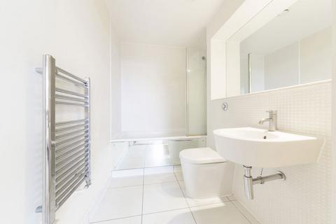2 bedroom flat to rent, High Road, Ilford IG1