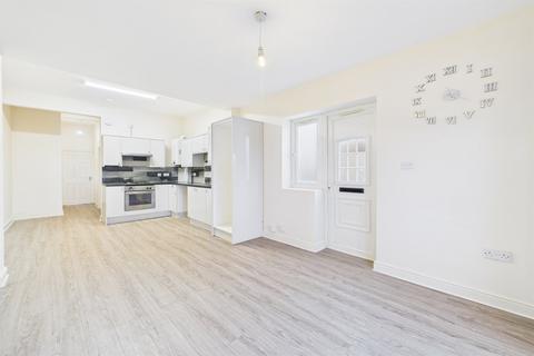 3 bedroom flat to rent, Whitworth Road, London, SE25