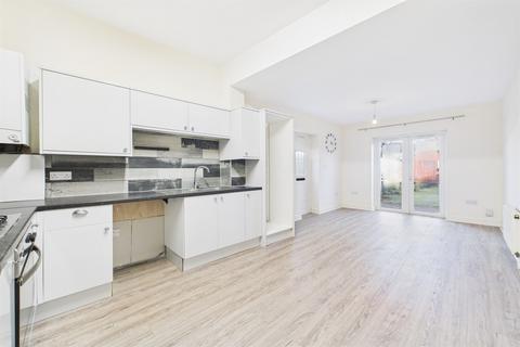 3 bedroom flat to rent, Whitworth Road, London, SE25