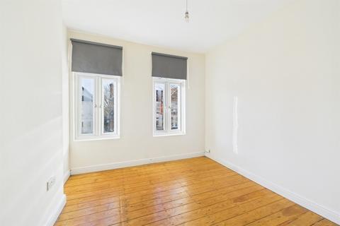 3 bedroom flat to rent, Whitworth Road, London, SE25