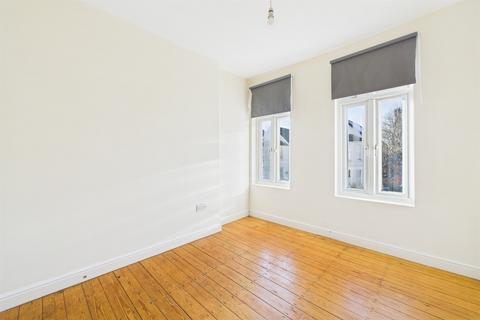 3 bedroom flat to rent, Whitworth Road, London, SE25
