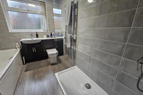 2 bedroom bungalow for sale, Pinewood Road, Ash, Aldershot
