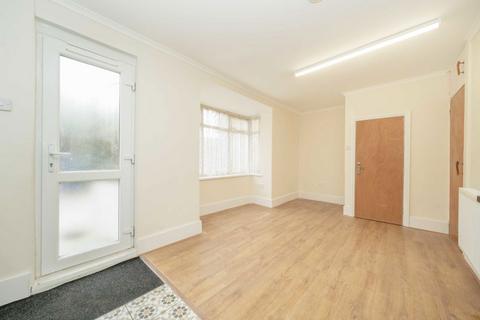 5 bedroom end of terrace house to rent, Goldsmith Road, London N11
