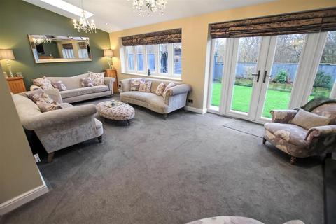 Windsor Close, Woodham
