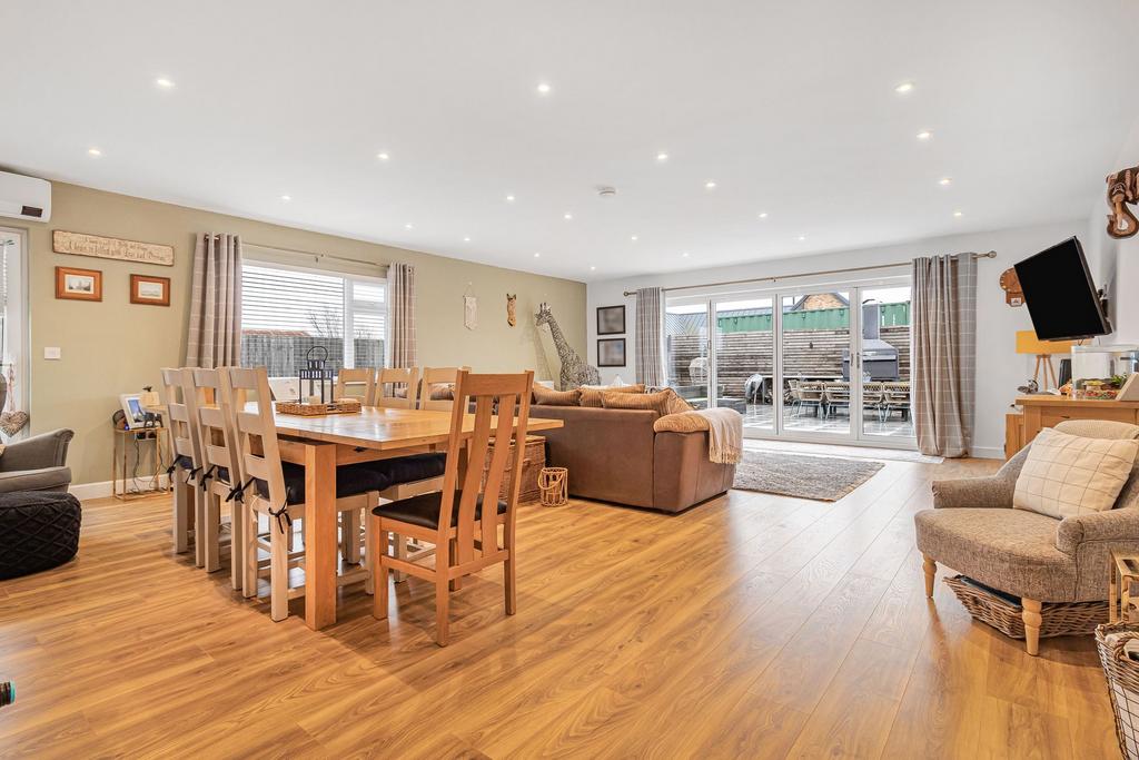 Lounge/Dining Room