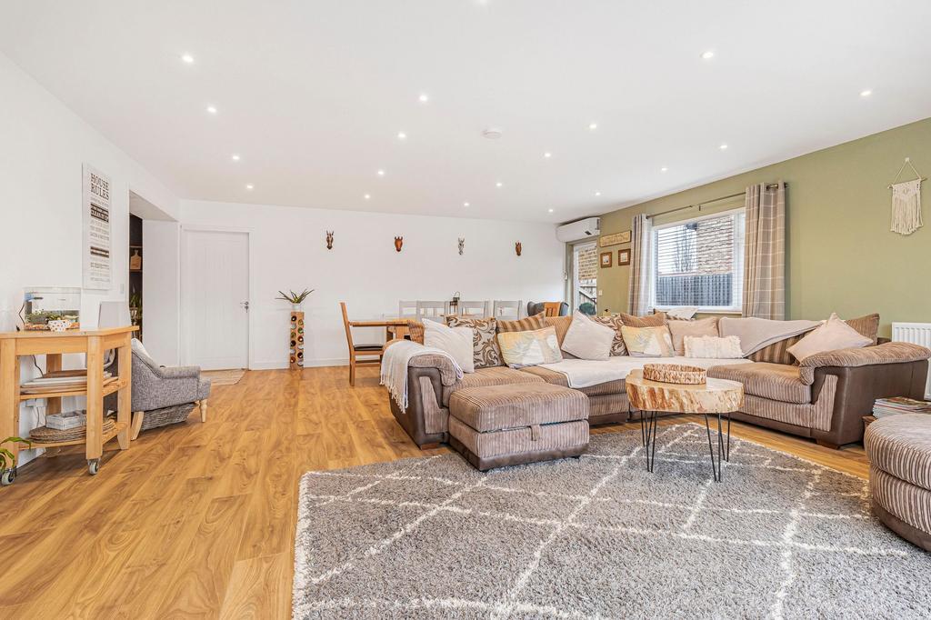 Lounge/Dining Room