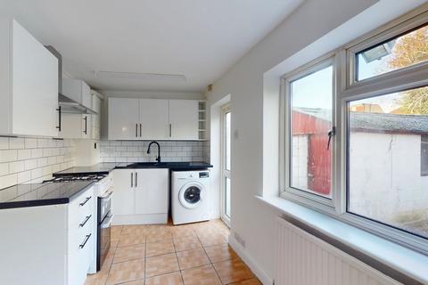 4 bedroom semi-detached house to rent, Phipps Road, Cowley