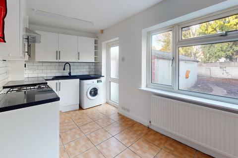 4 bedroom semi-detached house to rent, Phipps Road, Cowley