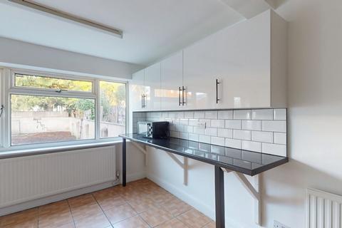 4 bedroom semi-detached house to rent, Phipps Road, Cowley