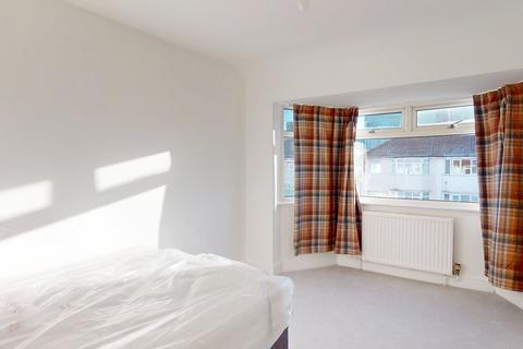 4 bedroom semi-detached house to rent, Phipps Road, Cowley