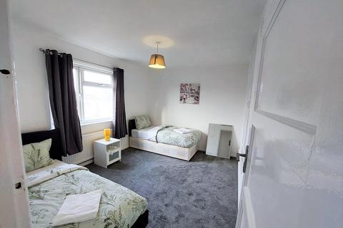3 bedroom flat to rent, Queensbridge Road, London E8